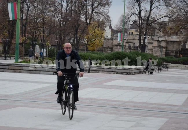 Кметът на Видин отива на работа с велосипед