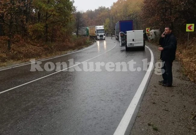 ТИР се удари в камион с цистерна на остър завой край Смоляновци СНИМКА