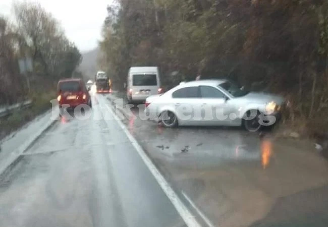БМВ се завъртя край Ребърково и стана страшно