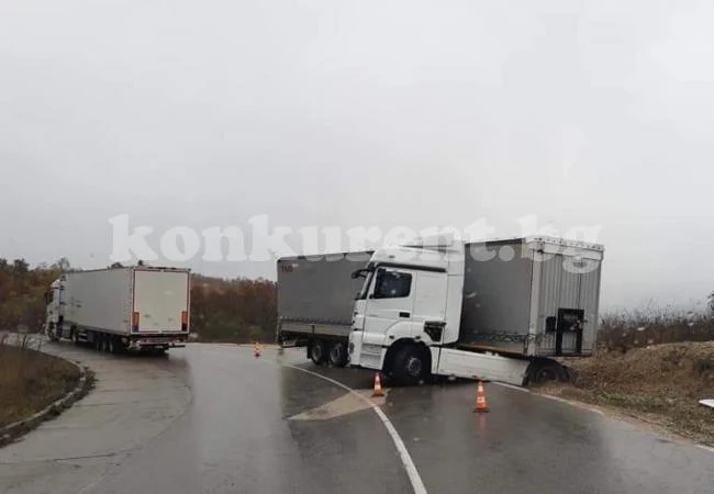 Пуснаха движението по Е79, спряно заради ПТП край Скомля