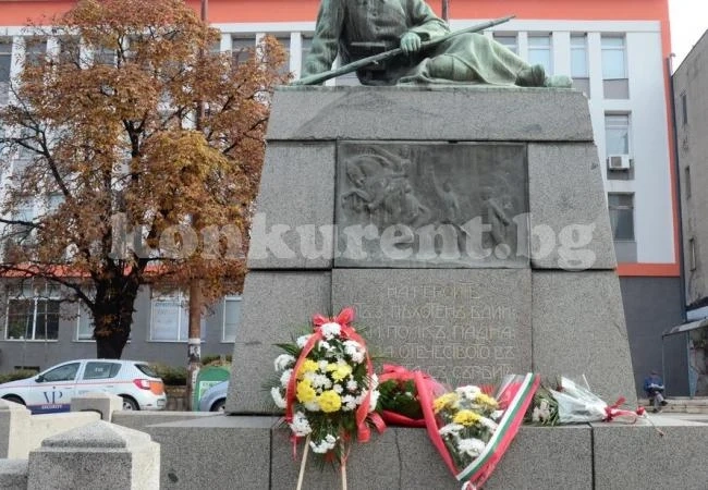 Отбелязаха годишнина от откриването на паметника на Скърбящия войн във Видин