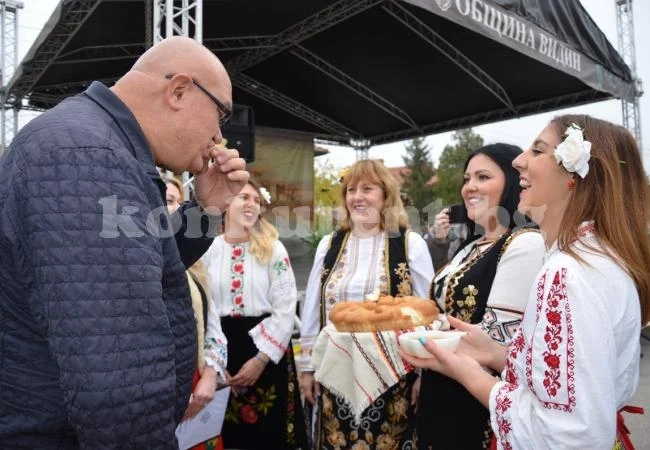 Кметът на Община Видин д-р Цветан Ценков бе гост на празника „Виното и хорото“ в Гомотарци