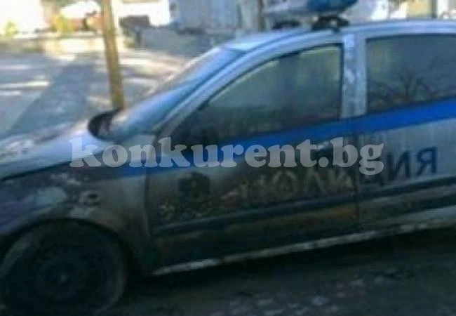 Полицейска кола пламна посред нощ