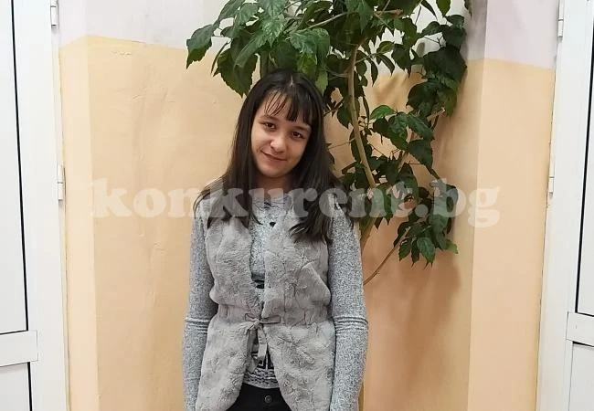 Чаровно момиче твори стихове в тетрадките си