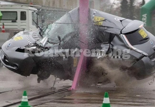 Ето какво се случва с автомобил, след удар в стълб със скорост 84 км/ч ВИДЕО