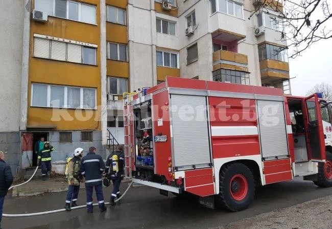 Пламна пожар в един от високите блокове във Враца СНИМКИ
