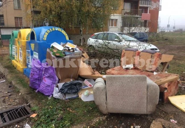 Вижте как си изхвърлят боклука в ж.к. \