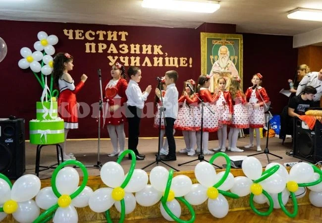140 години образователно дело честваха в най-голямото село в община Мездра - Зверино