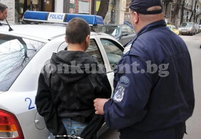 Обискираха 15-годишен, намериха „чай за пушене“ у него
