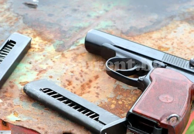 Спипаха млад мъж при опит да пренесе оръжие под дрехите си