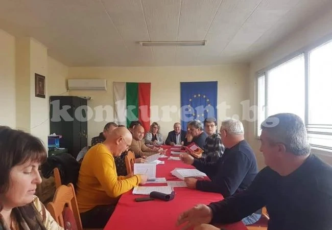 Двама помагат на шеф на общинския съвет в Ружинци