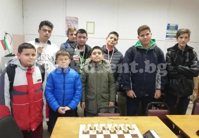 Излъчиха призьори по шах в две възрасти