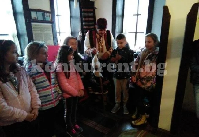 Малчугани работиха с хурка и вретено по време на „Урок по родолюбие“