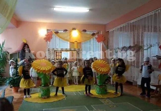 Феерия от цветове и детски усмивки в спектакъла „Вълкът и козлетата през есента“
