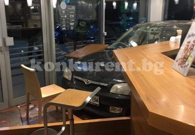 СНИМКИ Лек автомобил влетя в бензиностанция