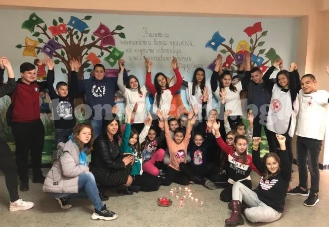 Младите червенокръстци в община Мездра отбелязаха Световния ден за борба със СПИН