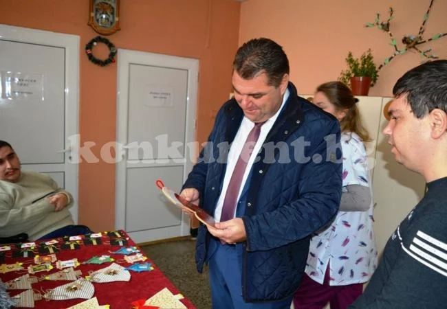 Деца с увреждания подредиха коледен базар