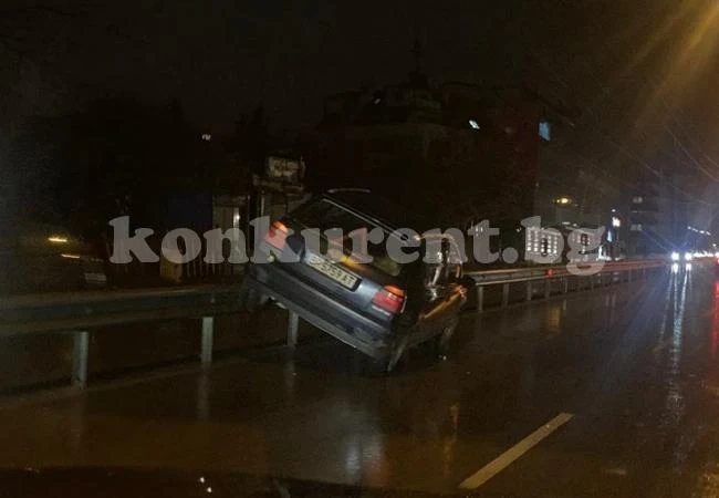 Кола кацна върху мантинелата на Е79
