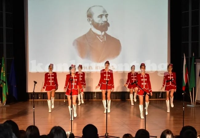 Училище „Васил Кънчов“ отбеляза патронния си празник с богата програма