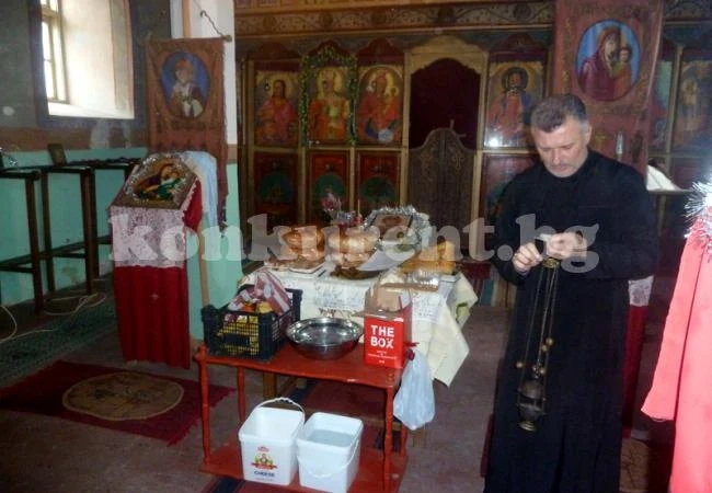 Празничен водосвет и курбан по повод Никулден се състоя в храм „Свети Николай“-Борован