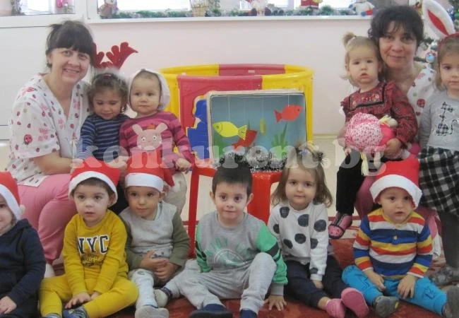 Деца направиха декоративен аквариум за Никулден