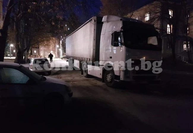Над 40-тонен ТИР премина през централната градска част, водачът е санкциониран