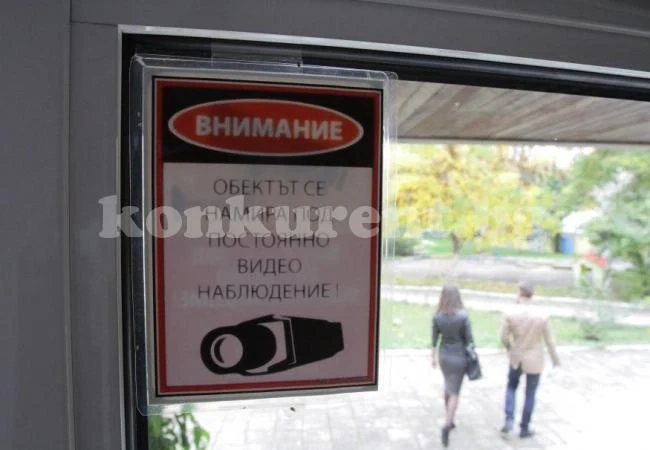 Троен скок на жалбите от камери в блока и офиса