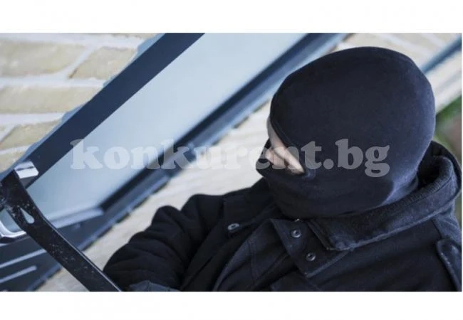 Четирима нападнаха дядо посред нощ в дома му