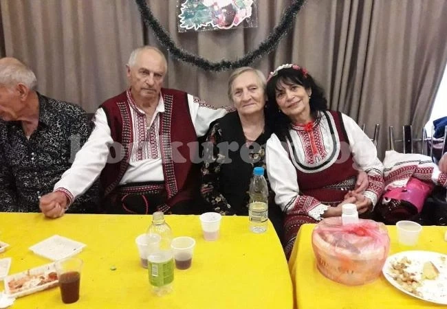 Пенсионери срещнаха заедно Бъдни вечер и се веселиха в аванс