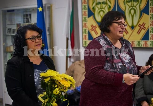Поетесата Рени Митева подреди в Мездра първата си самостоятелна изложба