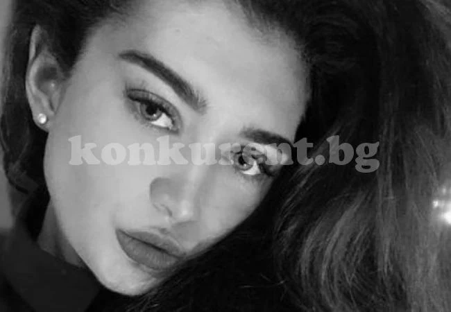 Смразяващо убийство на красавица, увита с одеяло на балкон