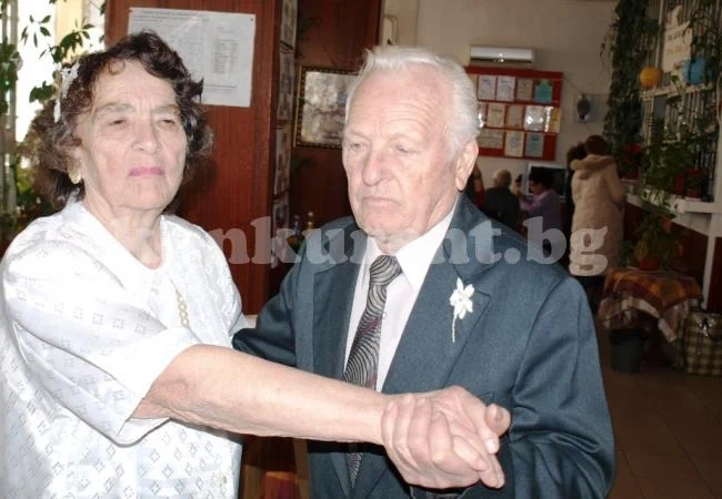 Празнуваха диамантена сватба във Враца СНИМКИ