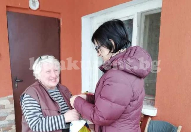 За поредна година помагат на възрастни хора преди Коледа