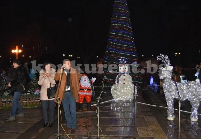 Светна елхата и в Лом СНИМКИ