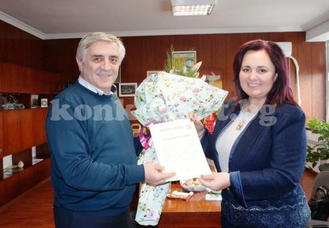 Кметът на Мездра Иван Аспарухов поздрави председателя на общинския съвет Яна Нинова за рождения й ден 