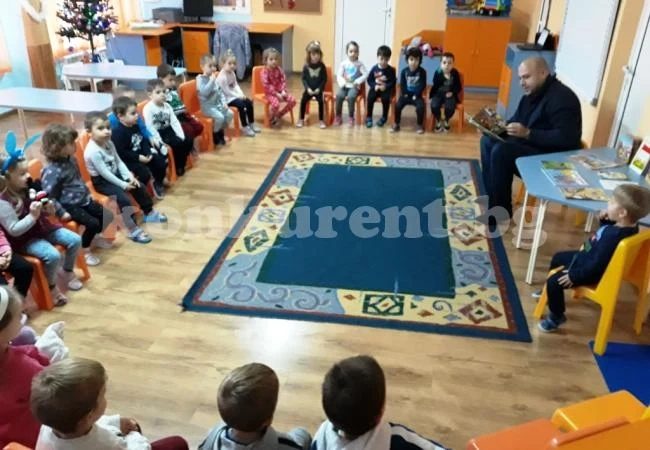 Партньори четоха книги на децата от „Единство Творчество Красота“