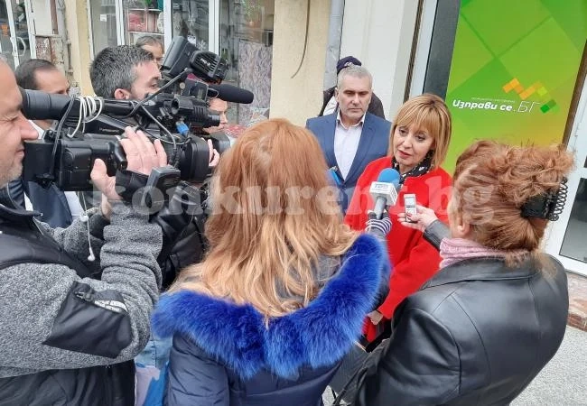 Манолова разбуни Видин, говори за болницата и за заплати...