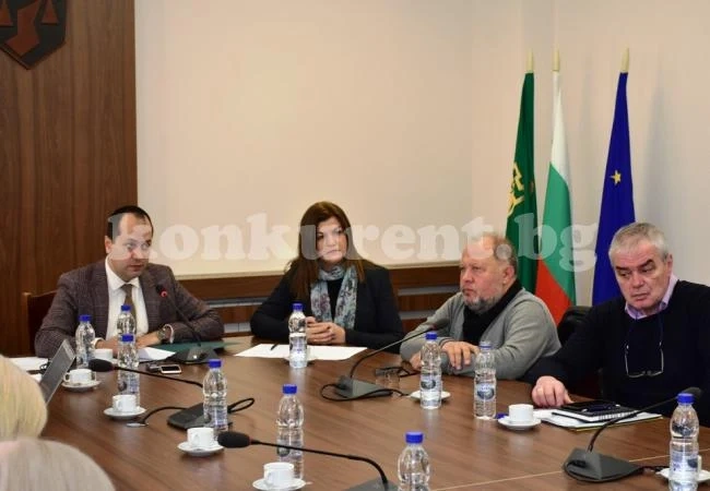 Във Враца искат пари от държавата за басейн-бижу
