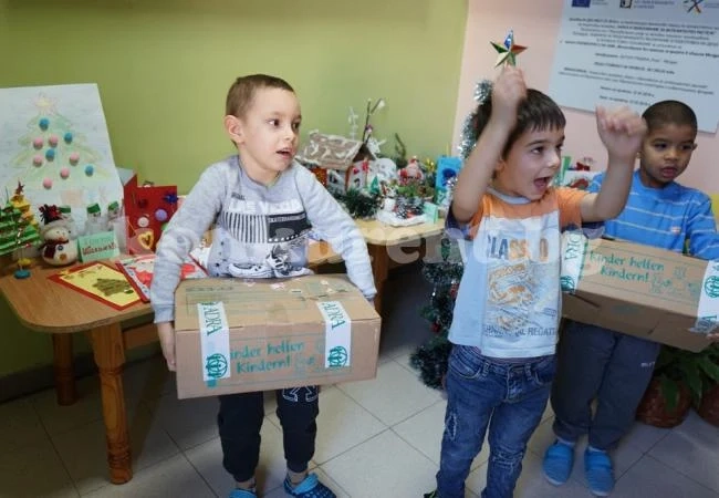 Над 300 деца в риск от община Мездра получиха коледни подаръци - дарение от Фондация ADRA