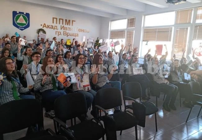 ПМГ „Акад. Иван Ценов“ – Враца награди свои ученици за постигнати успехи