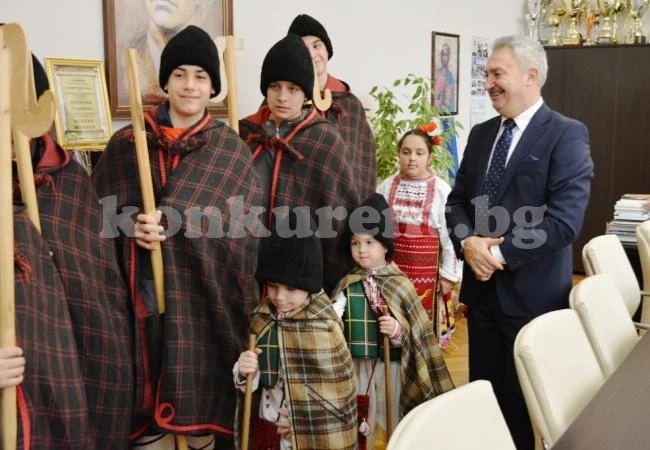 Коледари влязоха при Златко Живков СНИМКИ