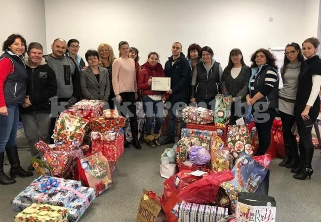 Младежи от столицата стоплиха душите на възрастни и сбъднаха коледните желания на деца в Мездра