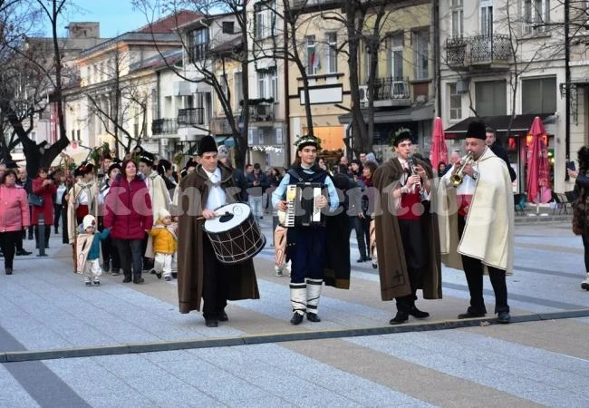 Коледари благословиха със здраве и берекет жителите на Враца