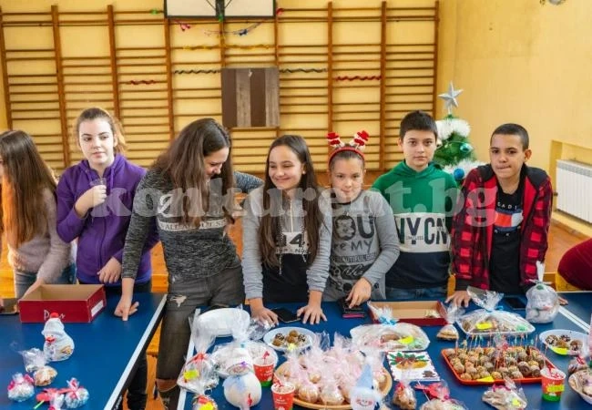 Ученици подредиха благотворителен базар в Мездра в подкрепа на талантливи деца