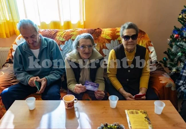Коледари зарадваха настанените в Дом за стари хора