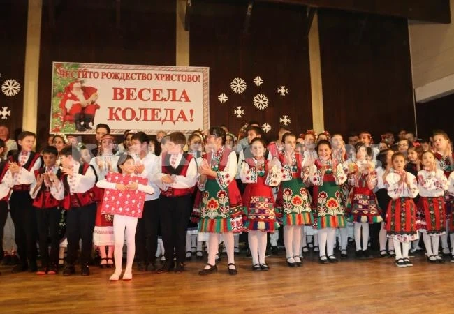Благотворителен коледен концерт организираха училището по изкуствата и Ансамбъл „Дунав“