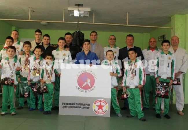 Световен шампион зарадва децата от Самурай 2013 с подаръци