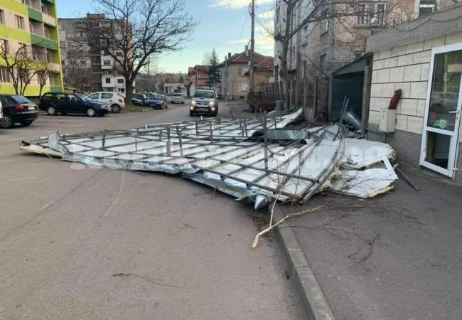 Дежурни екипи продължават отстраняването на щетите, нанесени от ураганния вятър