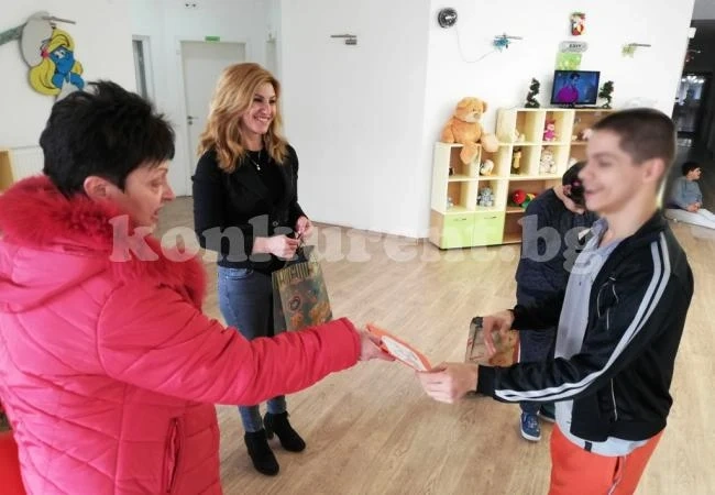 Фондация „Тавита България“ зарадва с коледни подаръци деца и младежи с увреждания в Мездра