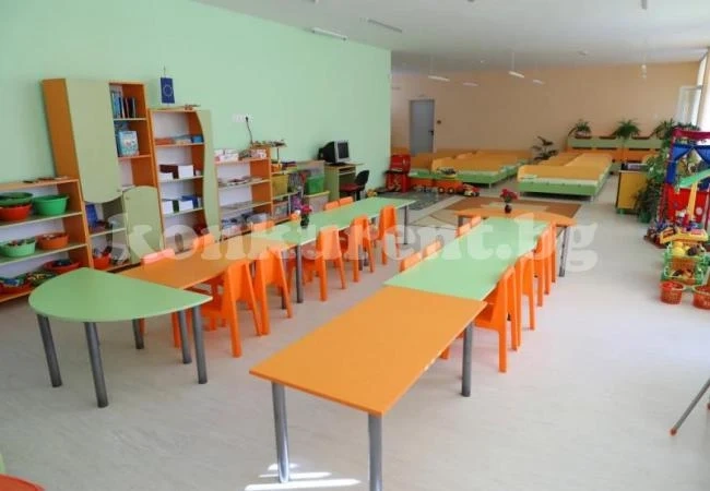 Часове държат дете със счупена ръка в забавачка